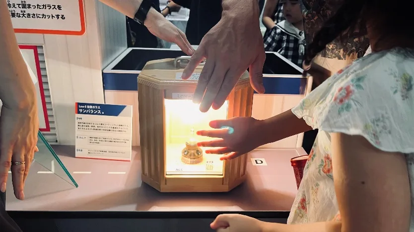 エコガラスや製品サンプルの展示の様子
