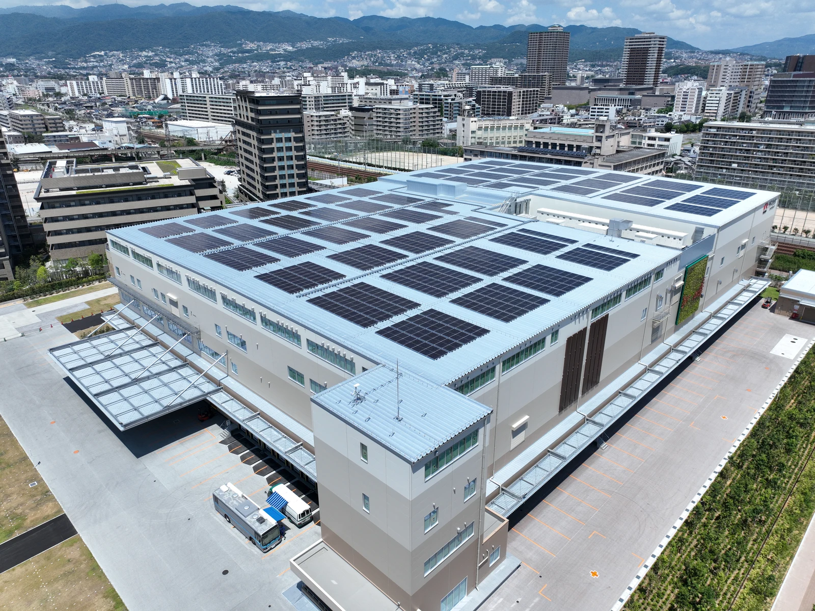 建屋屋上に設置した太陽光パネル