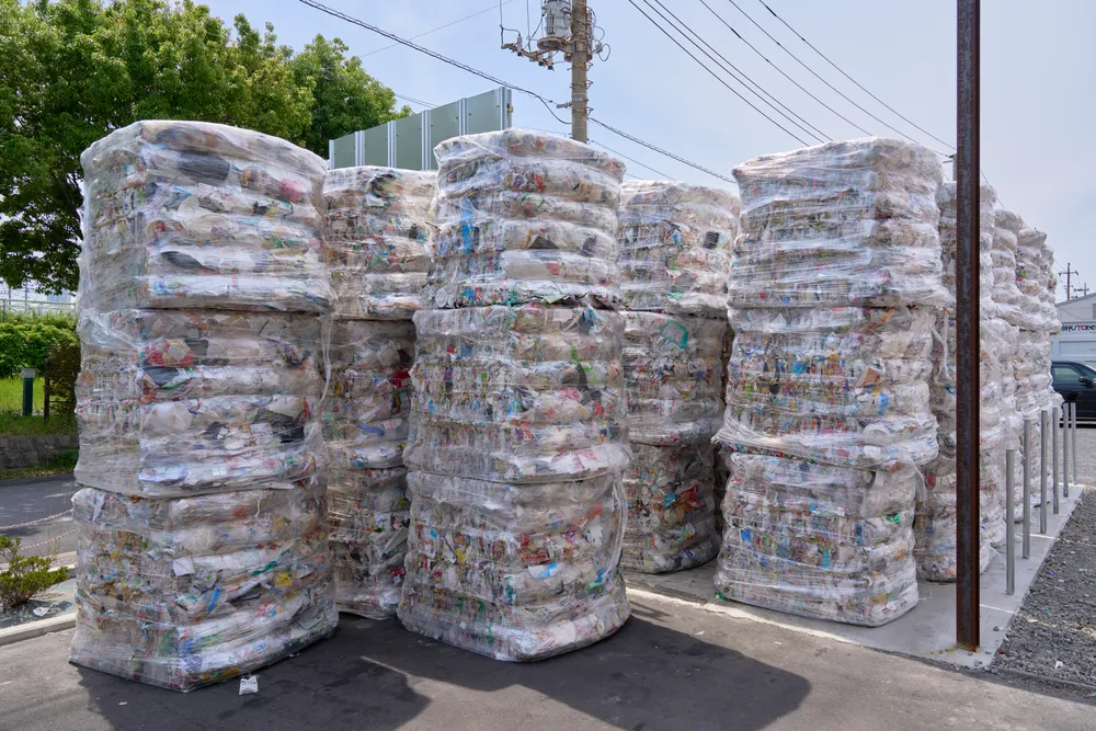 再資源化されたプラスチックの圧縮ベール
